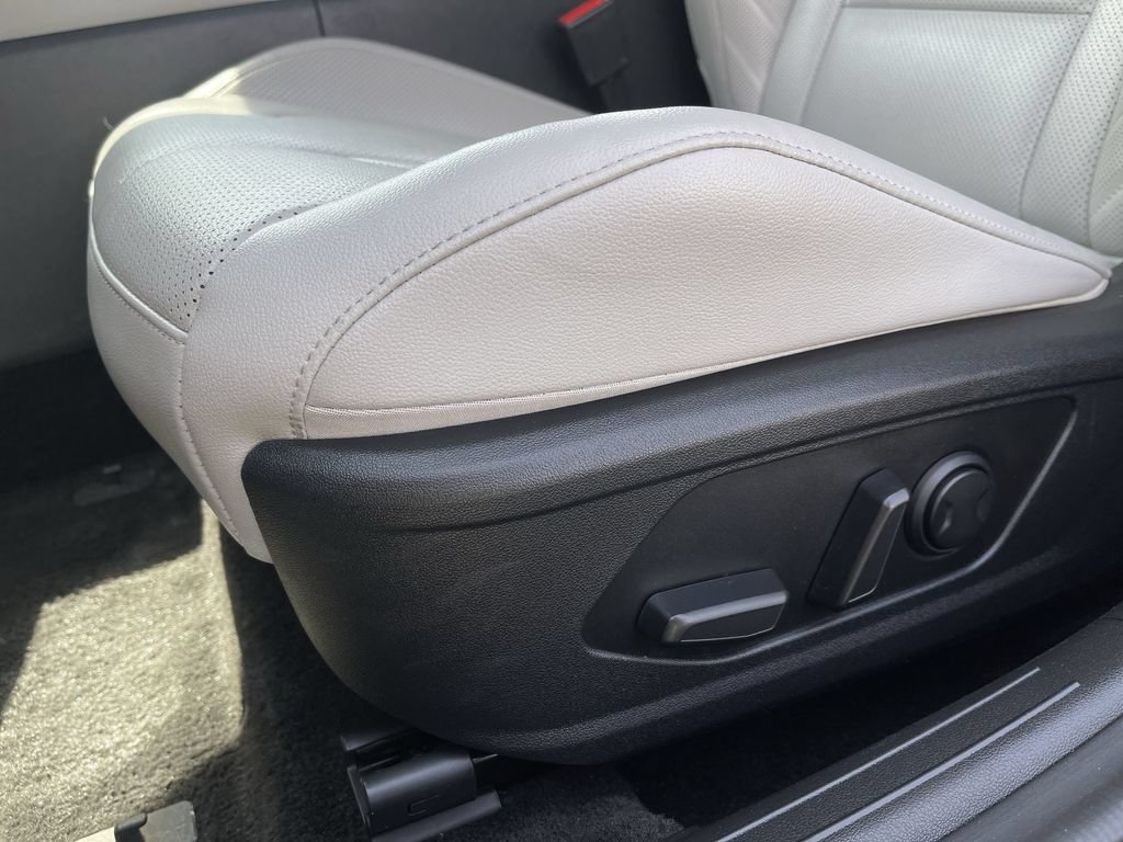 Used 2024 Hyundai Elantra Limited FWD image 21