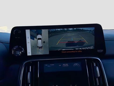 Used 2023 Lexus LX 600 4WD w/ Luxury Package image 35