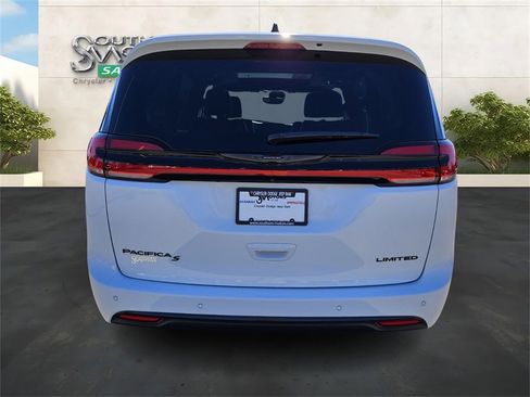 Used 2024 Chrysler Pacifica Limited w/ Uconnect Theater Family Group image 4