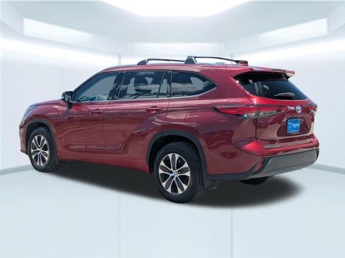 Used 2020 Toyota Highlander XLE AWD/4WD image 3