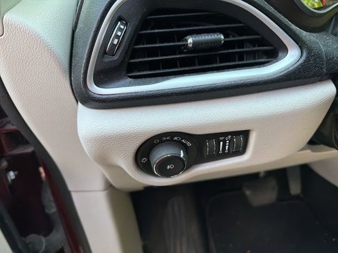 Used 2019 Chrysler Pacifica Touring-L FWD image 16