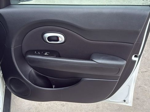 Used 2018 Kia Soul + FWD image 31