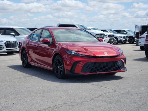 Used 2025 Toyota Camry SE FWD image 3