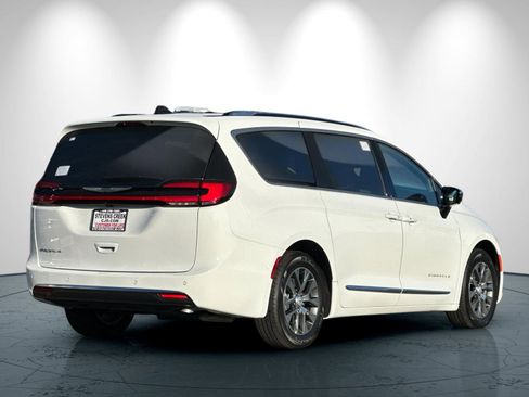 New 2026 Chrysler Pacifica Pinnacle image 4