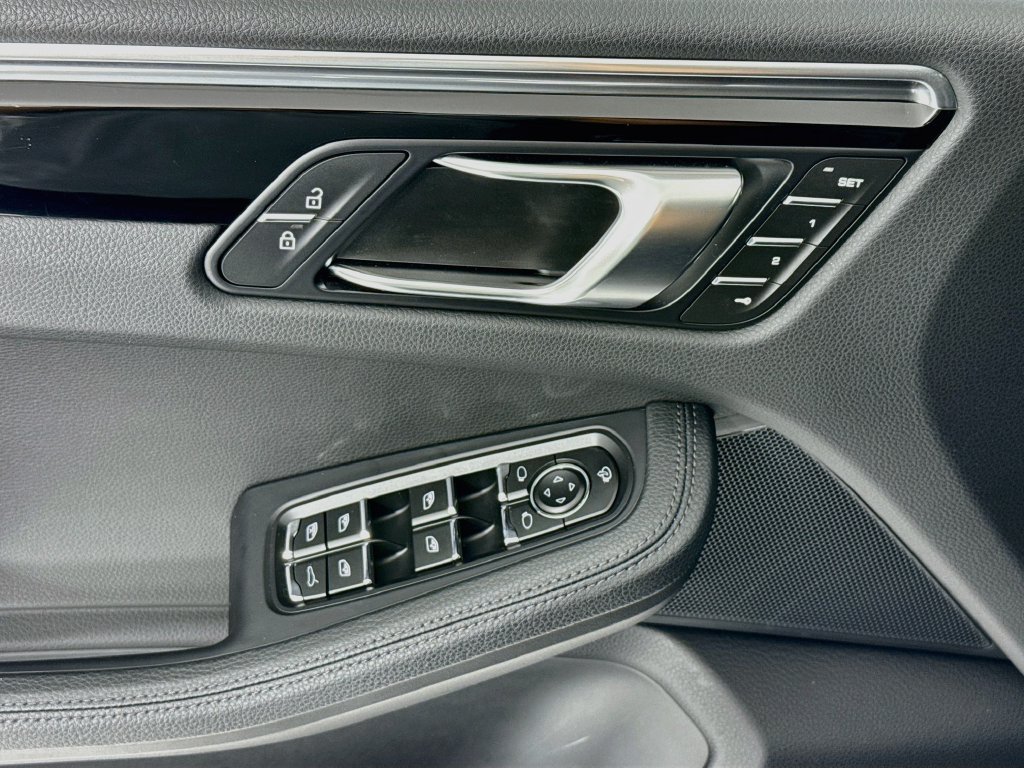 Certified 2025 Porsche Macan AWD/4WD image 11