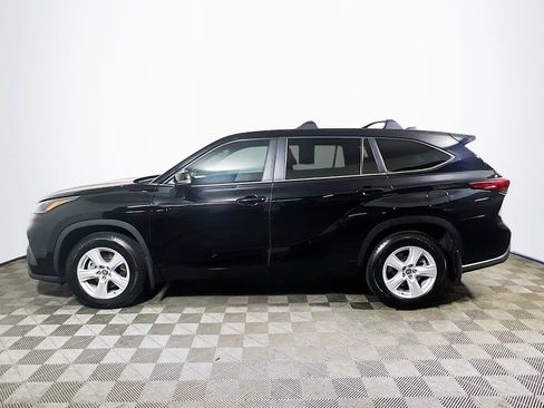 Used 2023 Toyota Highlander LE AWD/4WD image 4