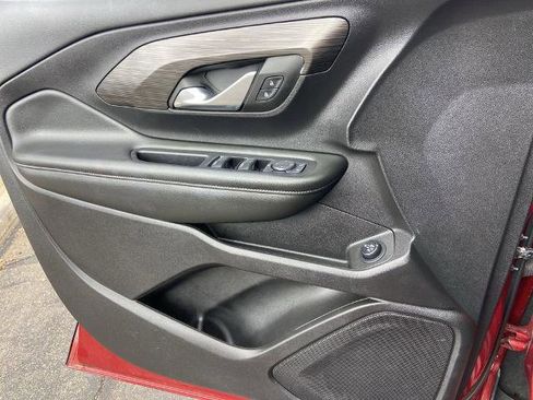 Used 2024 GMC Terrain SLE w/ Driver Convenience Package image 17