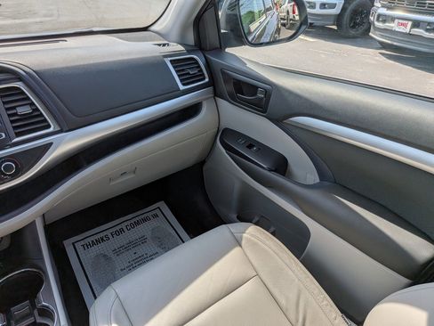 Used 2019 Toyota Highlander LE w/ Carpet Mat Package (TMS) AWD/4WD image 18