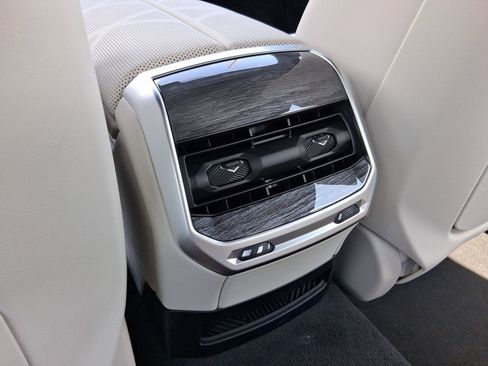 New 2026 BMW 750e xDrive image 29