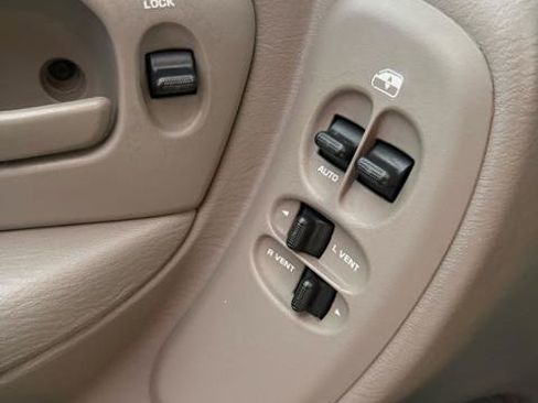 Used 2002 Chrysler Town & Country LX image 13