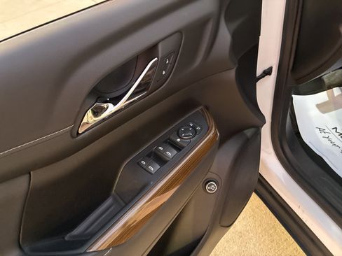 Used 2023 GMC Acadia SLE w/ Driver Convenience Package image 16