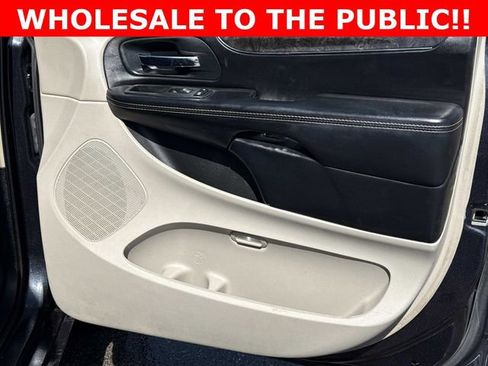 Used 2014 Chrysler Town & Country Touring image 16