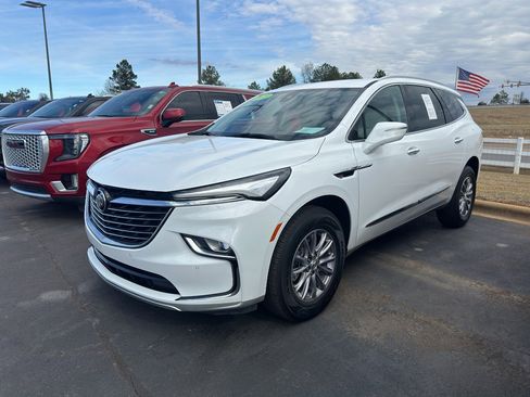 Used 2023 Buick Enclave Essence image 3