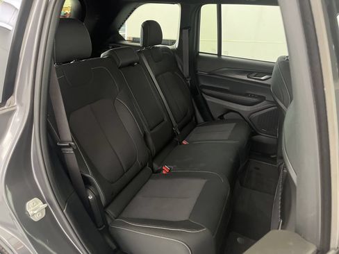 Used 2025 Jeep Grand Cherokee Laredo AWD/4WD image 19