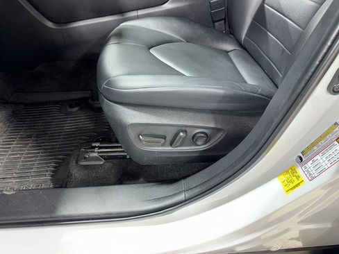Used 2023 Toyota Highlander XLE AWD/4WD image 23
