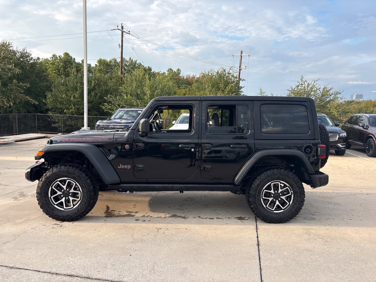 Used 2025 Jeep Wrangler Unlimited Rubicon w/ Convenience Group AWD/4WD image 8