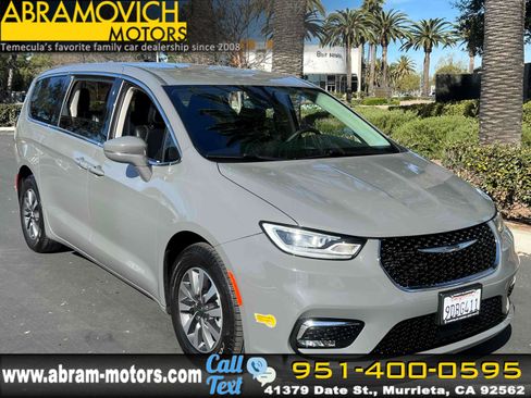 Used 2022 Chrysler Pacifica Touring-L image 1