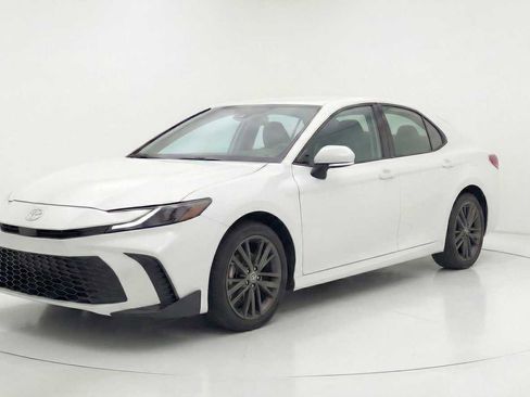 Certified 2025 Toyota Camry SE image 1