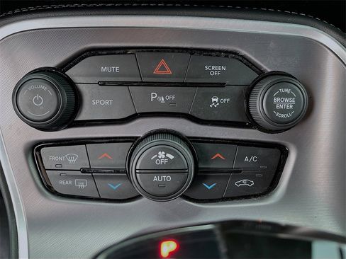 Used 2022 Dodge Challenger SXT w/ Driver Convenience Group image 15