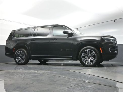 Used 2023 Jeep Wagoneer L Series II image 33