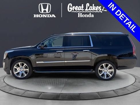 Used 2017 Cadillac Escalade ESV Luxury RWD image 3