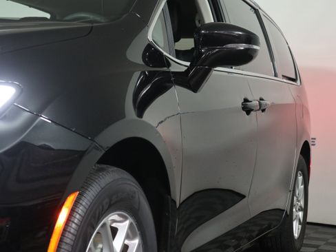 Used 2024 Chrysler Pacifica Touring-L image 12