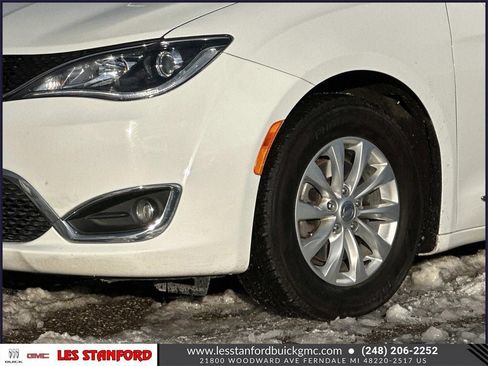 Used 2018 Chrysler Pacifica Touring-L image 9