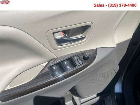 Used 2017 Toyota Sienna XLE FWD image 11