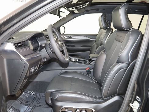 Used 2024 Jeep Grand Cherokee Overland w/ Luxury Tech Group IV image 13