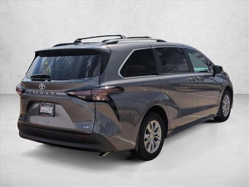 Used 2025 Toyota Sienna LE FWD image 5