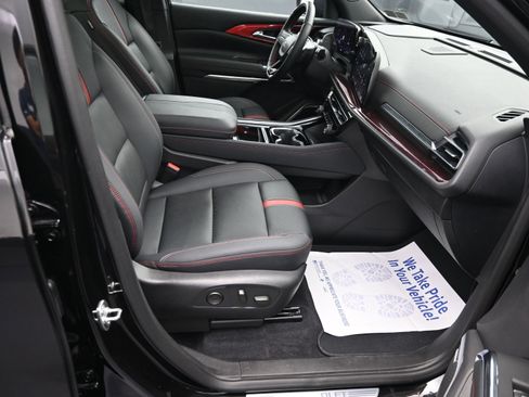 Used 2024 Chevrolet Traverse RS FWD image 40
