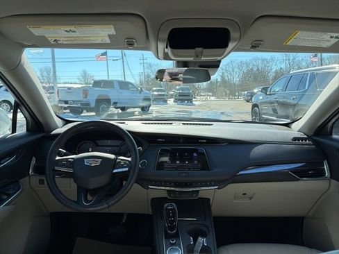 Certified 2022 Cadillac XT4 Luxury w/ Cold Weather Package image 18