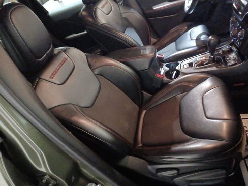 Used 2019 Jeep Cherokee Trailhawk image 25