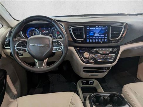 Used 2017 Chrysler Pacifica Touring-L Plus FWD image 22
