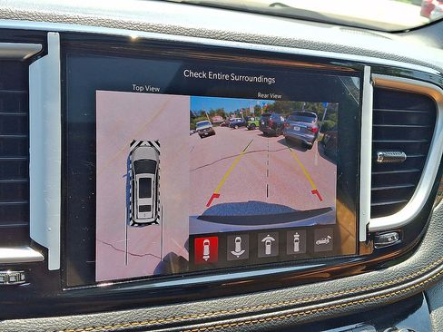 Used 2023 Chrysler Pacifica Pinnacle FWD image 15