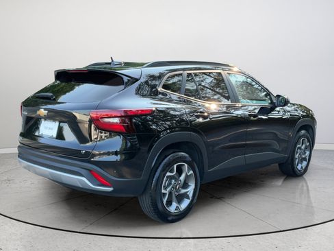 Used 2025 Chevrolet Trax LT FWD image 7