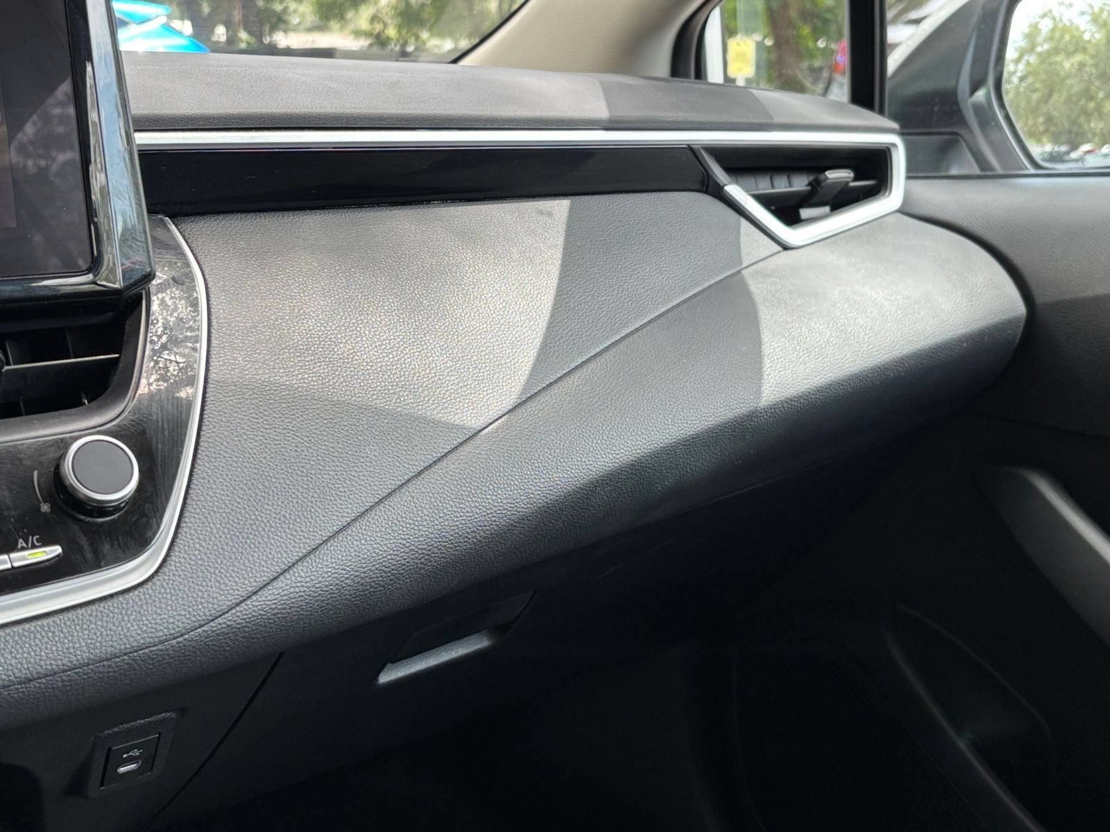 Used 2025 Toyota Corolla LE FWD image 32