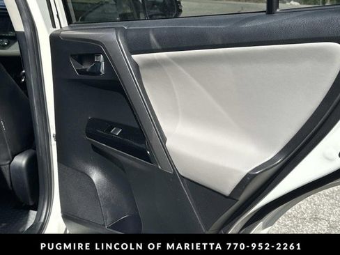 Used 2018 Toyota RAV4 Limited image 33