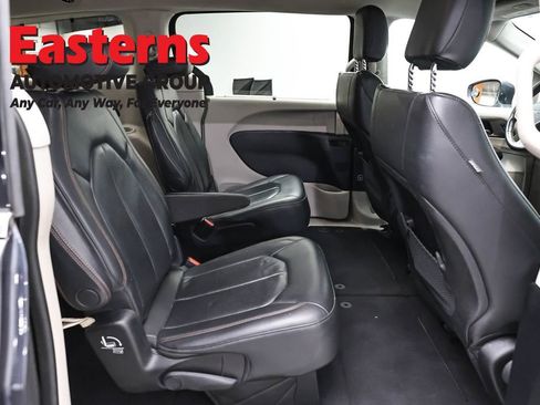 Used 2020 Chrysler Pacifica Touring-L FWD image 26