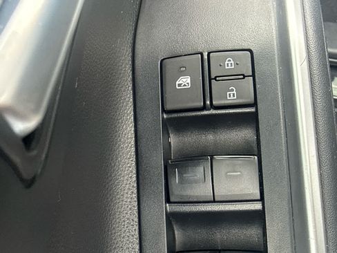 Used 2023 Toyota Highlander XLE FWD image 18