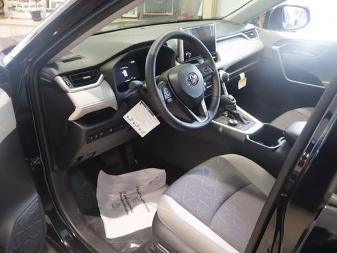 Used 2025 Toyota RAV4 XLE w/ Convenience Package image 11