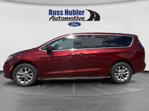 Used 2023 Chrysler Pacifica Touring-L AWD/4WD image 2