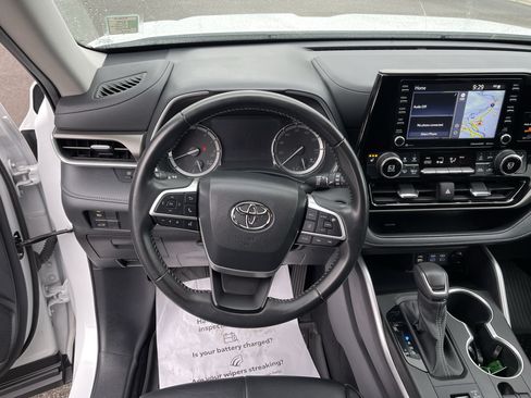 Used 2022 Toyota Highlander XLE AWD/4WD image 13