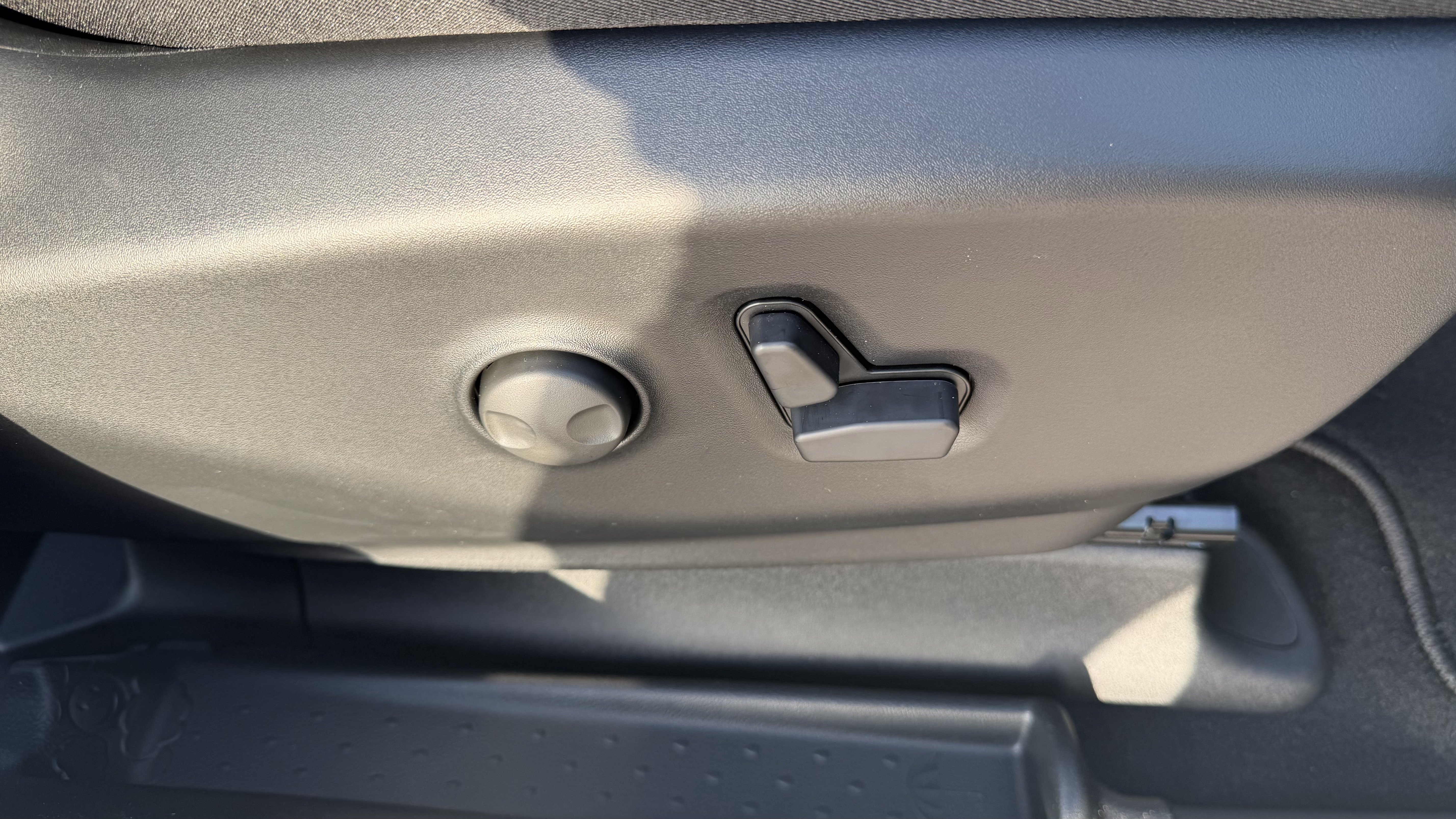 New 2027 Chrysler Pacifica Select w/ Family Tech Group FWD image 29