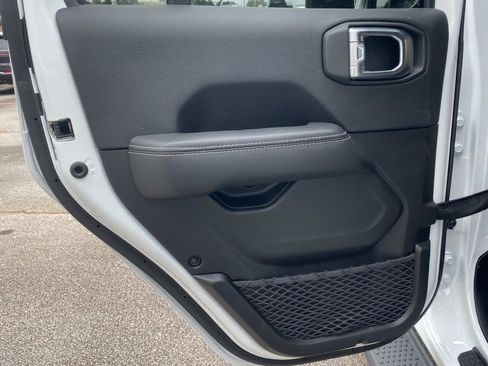 Used 2023 Jeep Wrangler Sahara image 17