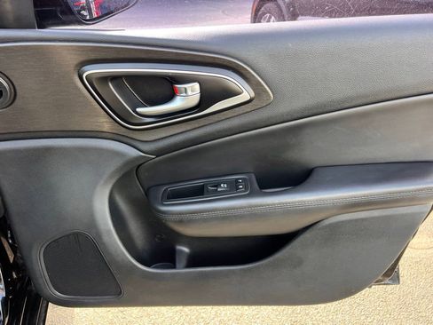 Used 2017 Chrysler 200 Limited Platinum FWD image 32