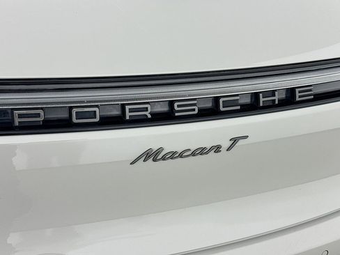 Certified 2023 Porsche Macan AWD/4WD image 34