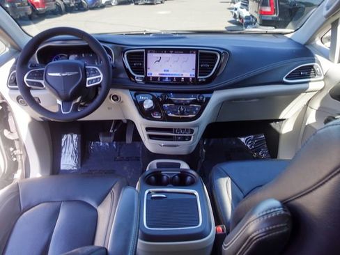 Used 2022 Chrysler Pacifica Touring-L image 25