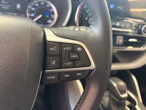 Used 2024 Toyota Highlander XLE AWD/4WD image 44