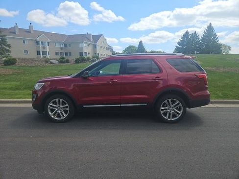 Used 2017 Ford Explorer XLT w/ Equipment Group 202A AWD/4WD image 7